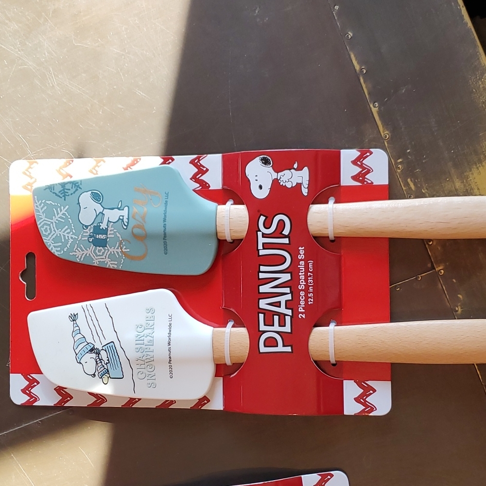 NEW Peanuts wooden spatula set. NEW IN PACKAGE